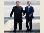 momen-kebersamaan-kim-jong-un-dan-moon-jae-in_20180427_094123.jpg