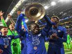momen-kegembiraan-ngolo-kante-mengangkat-trofi-liga-champions.jpg