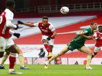 momen-ketika-aubameyang-melepaskan-tembakan-ke-gawang-sheffield-united.jpg