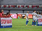 momen-ketika-mohamed-rashid-tidak-ikut-foto-solidaritas-sebelum-laga-persib-dan-persija.jpg