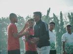 momen-ketika-muhammad-zaenuri-berpamitan-dengan-tim-persebaya-surabaya.jpg
