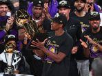momen-la-lakers-saat-mengangkat-trofi-gelar-juara-nba-2020.jpg