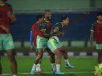 momen-latihan-persib-saat-david-da-silva-sedang-mengangkat-achmad-jufriyanto.jpg
