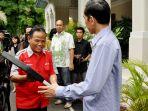 momen-lawas-sukiat-serahkan-kuncimobil-esemkake-jokowi-zamanjadi-wali-kota-solo.jpg