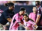 momen-lionel-messi-tengah-saat-melindungi-penyusup-perempuan.jpg