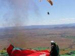 momen-mendebarkan-terekam-kamera-ketika-pemain-paraglider-tersapu-badai-pasir-di-gunung-borah.jpg