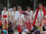 momen-menteri-dan-istri-pejabat-negara-catwalk-di-istana-berkebaya_20230806_210249.jpg