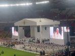 momen-paus-fransiskus-melambaikan-tangan-hingga-memberikan-berkat.jpg