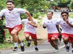 momen-pemain-persik-naik-turun-gunung-klotok-di-kawasan-kota-kediri-jawa-timur.jpg