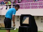 momen-penggunaan-video-assistant-referee-var-pertama-di-liga-1.jpg