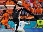 momen-percobaan-gol-tangan-tuhan-oleh-pemain-belanda-denzel-dumfries.jpg