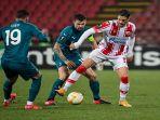 momen-perebutan-bola-diantara-pemain-crvena-zvezda-dan-ac-milan.jpg