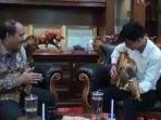 momen-pertemuan-bupati-pangandaran-jeje-wiradinata-dan-guru-muda-viral-husein.jpg