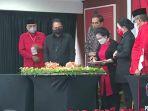momen-presiden-jokowi-sedang-mengambil-nasi-tumpeng-untuk-ketua-umum-pdip-megawati.jpg