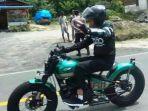momen-saat-presiden-ri-joko-widodo-menunggangi-motor-custom-w75-menjajal-kawasan-danau-toba.jpg