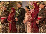 momen-tia-dan-ali-mengenakan-busana-adat-yogyakarta-dengan-motif-sido-asih-latar-cemeng.jpg
