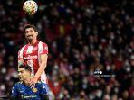 montenegro-stefan-savic-atas-bersaing-dengan-pemain-depan-manchester-united.jpg
