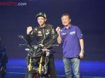 morimoto-bersama-valentino-rossi-peragakan-slogan-baru-untuk-yamaha.jpg