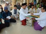 motivator-johan-yan-berbagi-kepada-warga-tidak-mampu_20190515_204355.jpg