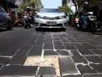 motor-dan-mobil-melintas-jalan-braga-rusak_20180807_151656.jpg