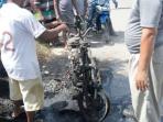 motor-dibakar-di-katulampa_20160721_144934.jpg