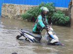 motor-mogok-karena-banjir-ciledug.jpg