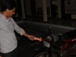 motor-sardini-yang-tabrakkan-diri-ke-kereta_20161214_141842.jpg