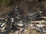 motor-yamaha-mx-kt-5809-qs-ludes-terbakar-di-lapangan-bola-berbas-pantai.jpg