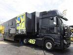 motorhome-milik-valentino-rossi-yang-selalu-menemaninya-setiap-balapan.jpg