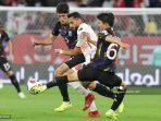 mousa-al-tamari-berebut-bola-dengan-2-pemain-korea-selatan.jpg