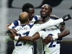 moussa-sissoko-kanan-merayakan-gol-bersama-rekan-satu-timnya-saat-bersua-brentford.jpg