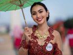 mrs-world-2014-imelda-budiman-kenalkan-kebaya-lewat-parade-di-washington-dc.jpg
