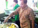 mudiharja-pedagang-siomay-sukses_20150423_140130.jpg