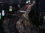 mudik-lebaran-tol-dalam-kota-macet_20160703_011521.jpg