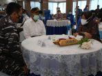 muhadjir-didampingi-menteri-sosial-mensos-tri-rismaharini-selam-kri-402-nanggala-di-surabaya.jpg