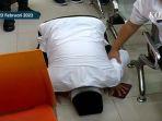 muhammad-arif-orang-tua-arif-rachman-arifin-sujud-syukur.jpg