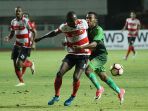 muhammad-kasim-stamet-pegang-tubuh-greg-nwokolo_20170919_103125.jpg