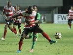 muhammad-kasim-stamet-pegang-tubuh-greg-nwokolo_20170919_103150.jpg
