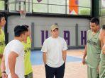 muhammad-kerry-adrianto-riza-tengah-berbincang-dengan-sejumlah-pemain.jpg