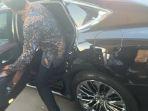 muhammad-lutfi-irit-bicara-dan-memilih-cepat-cepat-masuk-ke-dalam-mobil-sedan-hitam.jpg