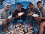 muhammad-toha-dua-dari-kiri-saat-memancing.jpg