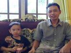 mujiono-kanan-dan-anaknya-m-roihan-al-asyari-ketika-ditem.jpg