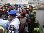 mukini-ngamuk-anaknya-ditahan-auri_20160815_141911.jpg