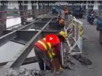mulai-hari-ini-truk-dengan-tonase-lebih-10-ton-dilarang-melintasi-jembatan-pulau-telo-kapuas_20171103_155815.jpg
