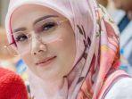 mulan-jameela-membagikan-momen-wisudanya-bersama-suami.jpg