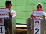 mularis-dan-istri-menunjukkan-kertas-suara-pemilihan.jpg
