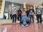 munir-alamsyah-sujud-syukur-setelah-dinyatakan-bebas.jpg
