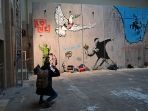 mural-banksy-dibuat-ulang-di-stasiun-kereta-milan_20211207_105837.jpg