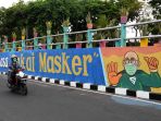 mural-imbauan-bermasker-hiasi-viaduk-di-kawasan-ketabang-kali_20201018_221739.jpg