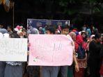 murid-demo-sambil-nangis-bombay.jpg